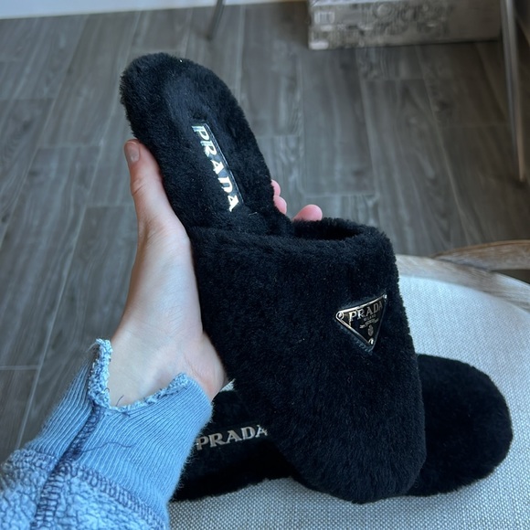 Prada logo plaque shearling slippers - Picture 8 of 9